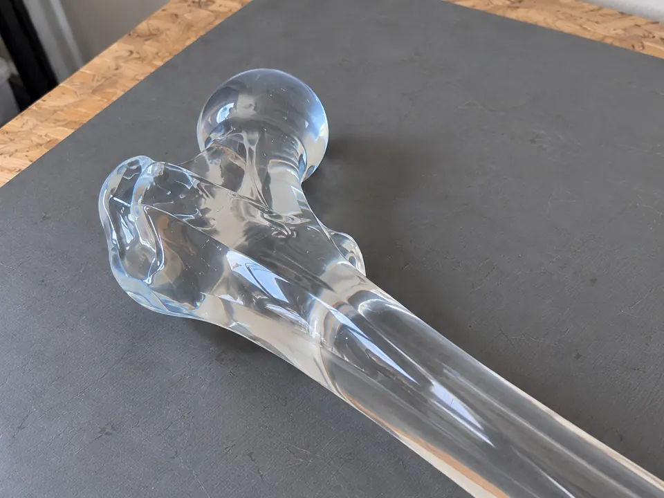 Clarity and a faint blue tint at the femoral head.